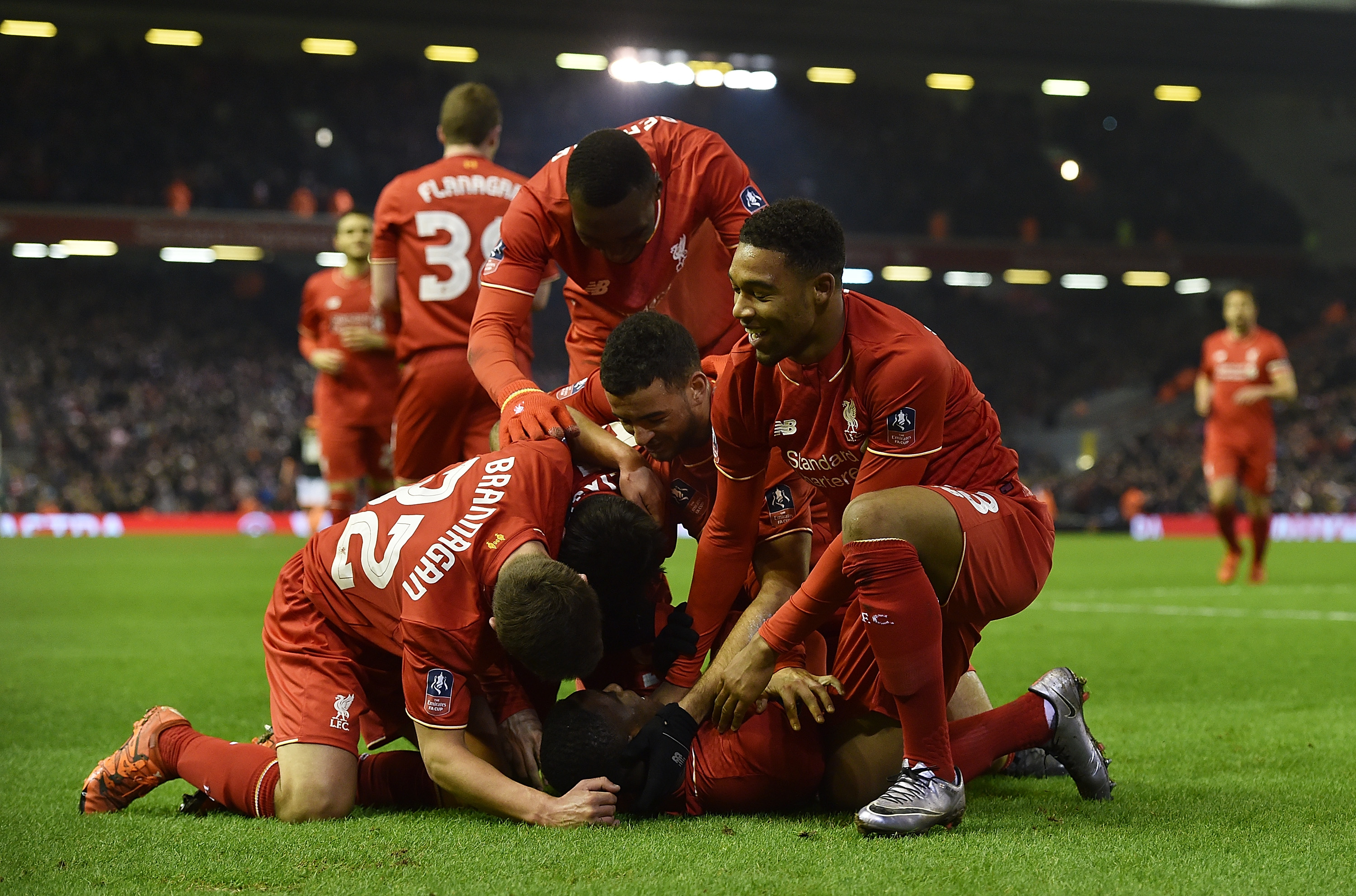 快船队史仅2人多次砍下单场50分：哈登和鲍勃·麦卡杜（快船史上多次砍下50分的唯二球员：哈登与鲍勃·麦卡杜）