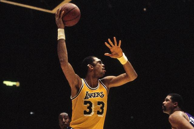 半岛晨报：中足联不作为，中超倒数第二轮不同时开球影响公平（半岛晨报：中足联不作为致中超倒数第二轮未同期开球，公平性受损）