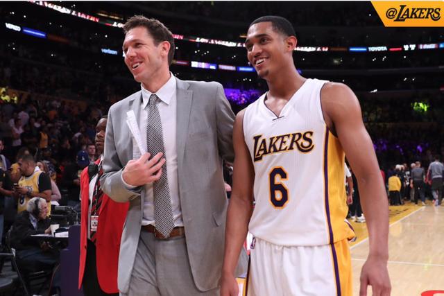 球星连续造成杀伤（球星连番冲击对手防线）