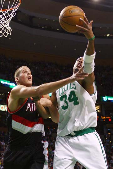 拼！本赛季抢回球权的次数：哈特29次领跑，VJ排名第二（本季夺回球权次数榜：哈特以29次居首，VJ位列第二）